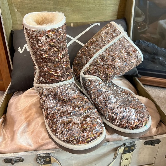 Bronze Ugg sequins boots with fuzzy box - Picture 2 of 12